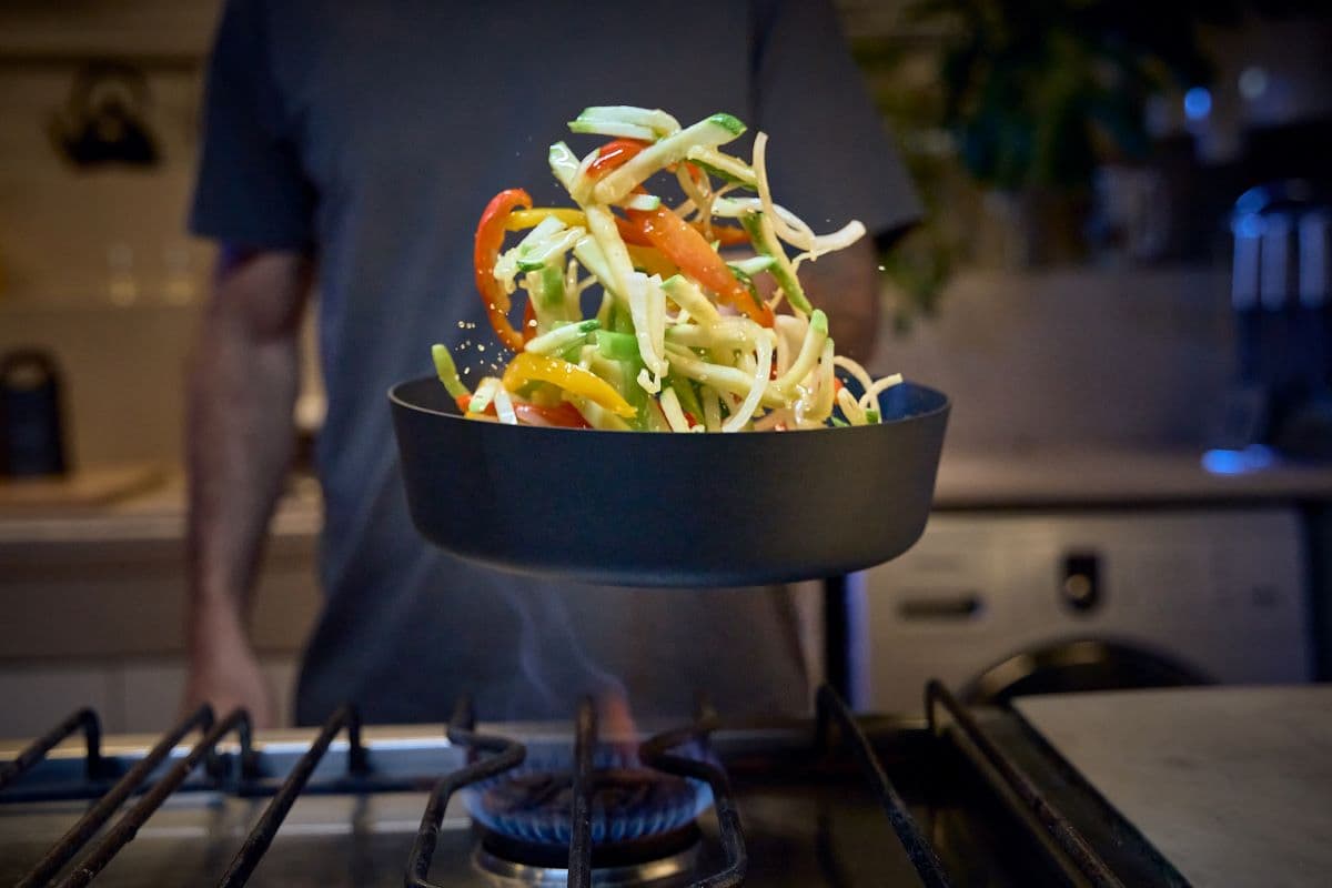 Millennials & Gen Z: De comer afuera a cocinar en casa con estilo