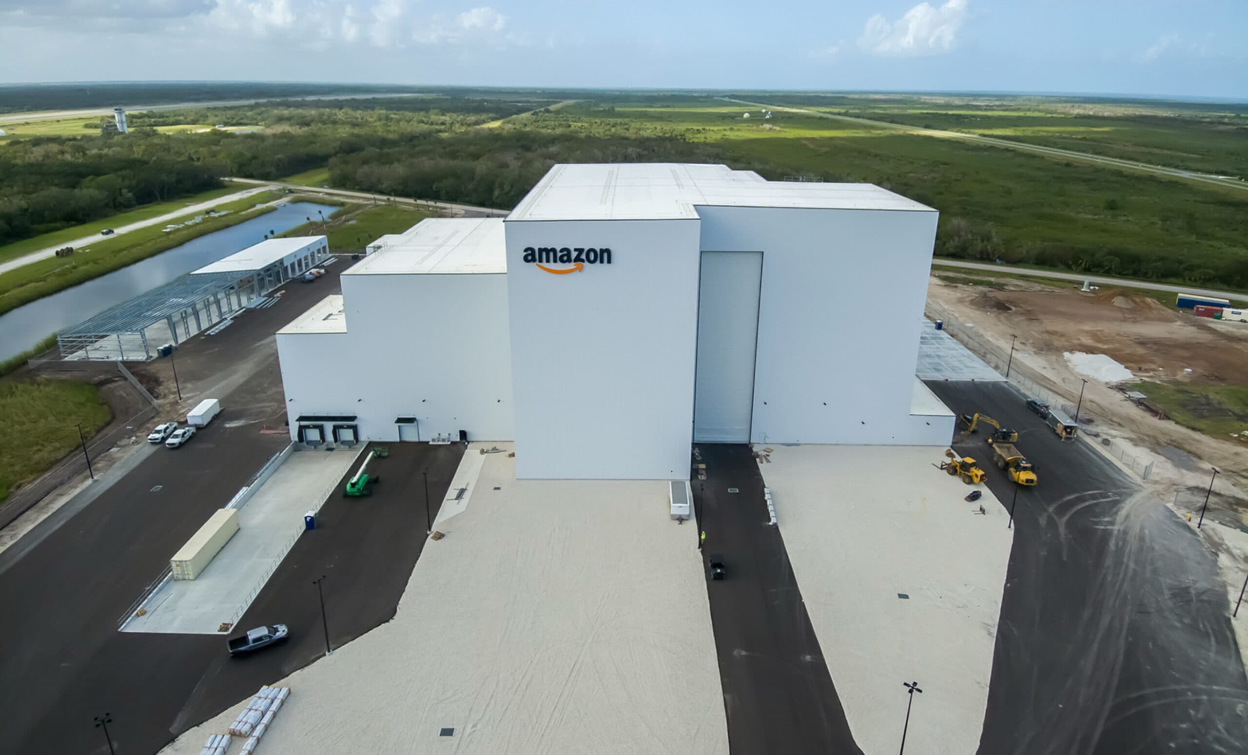 Amazon acelera con US$140 millones para cumplir con Kuiper: entre atrasos, competencia y presión regulatoria