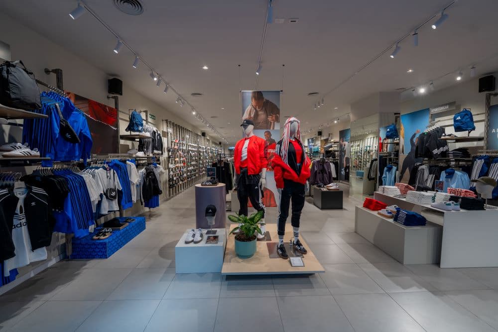 Adidas cierra el semestre conaperturas y renovaciones en Buenos Aires