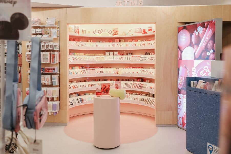 Todomoda renueva su local en Unicenter con diseño innovador