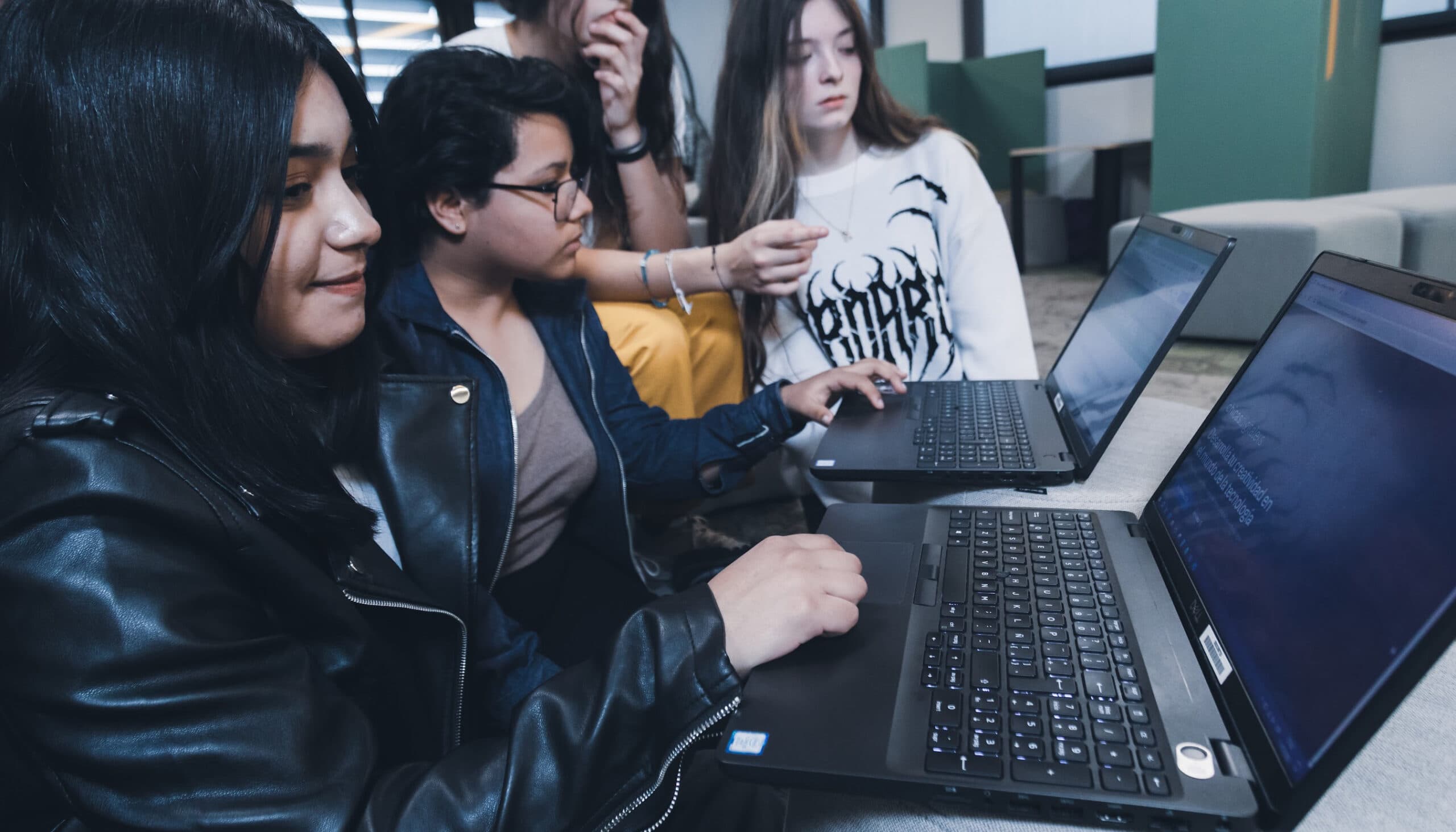 Telecom lanza nueva edición de Chicas digitalers para formar talento femenino