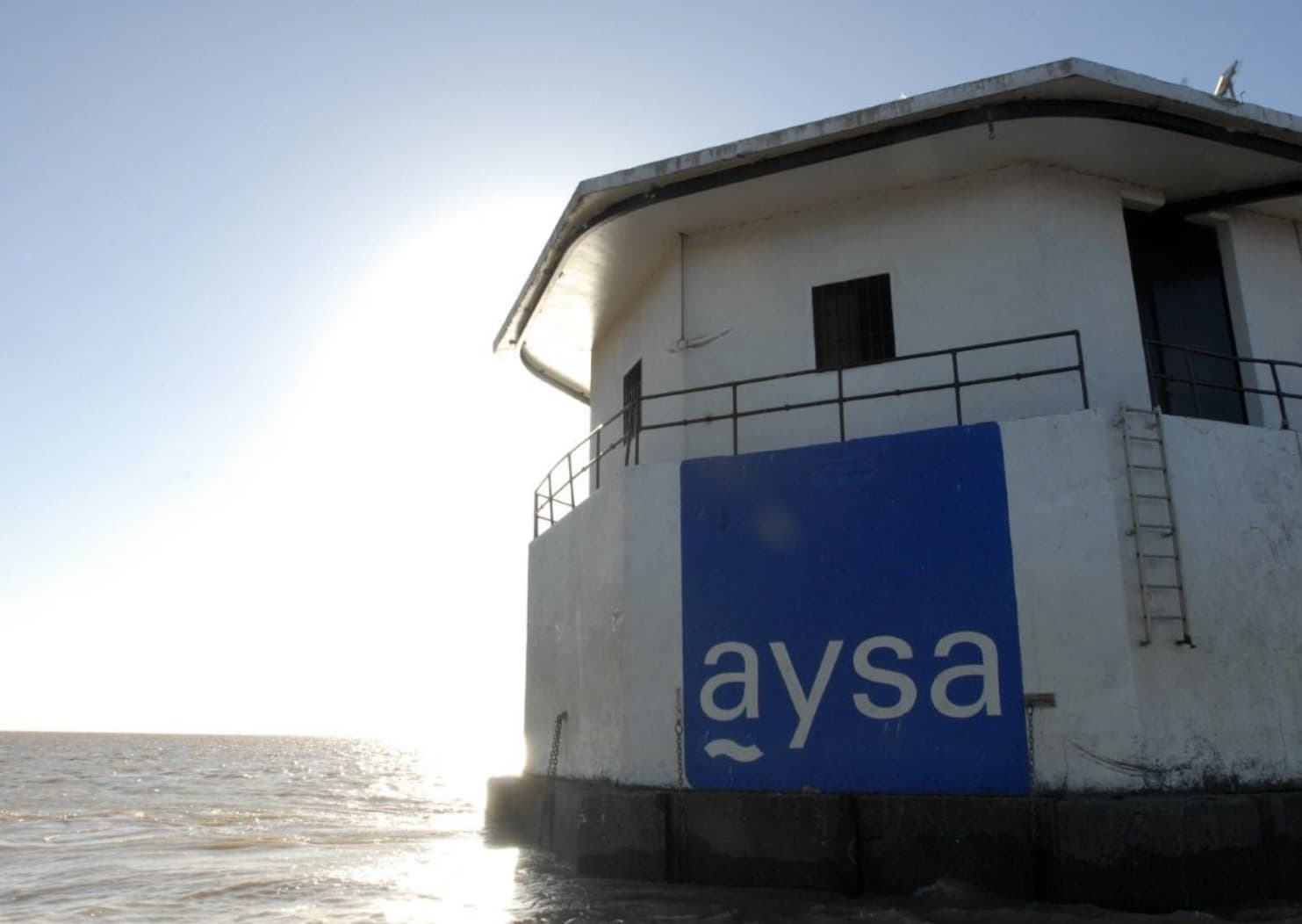 AySA ejecuta limpieza anual en la torre de toma de Bernal para optimizar el servicio