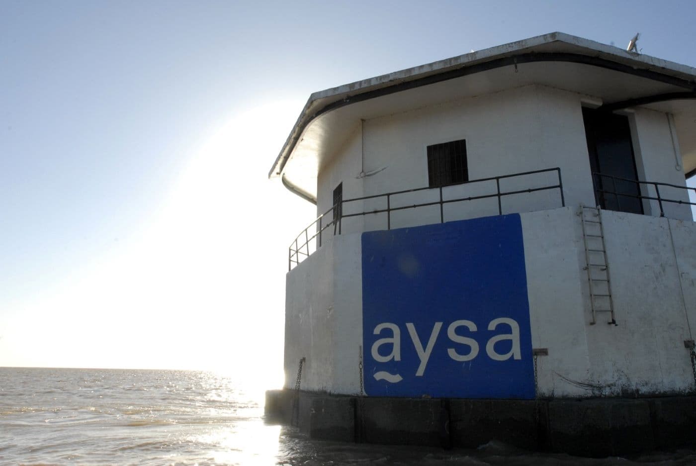 AySA realiza el operativo anual en la torre de toma de Bernal