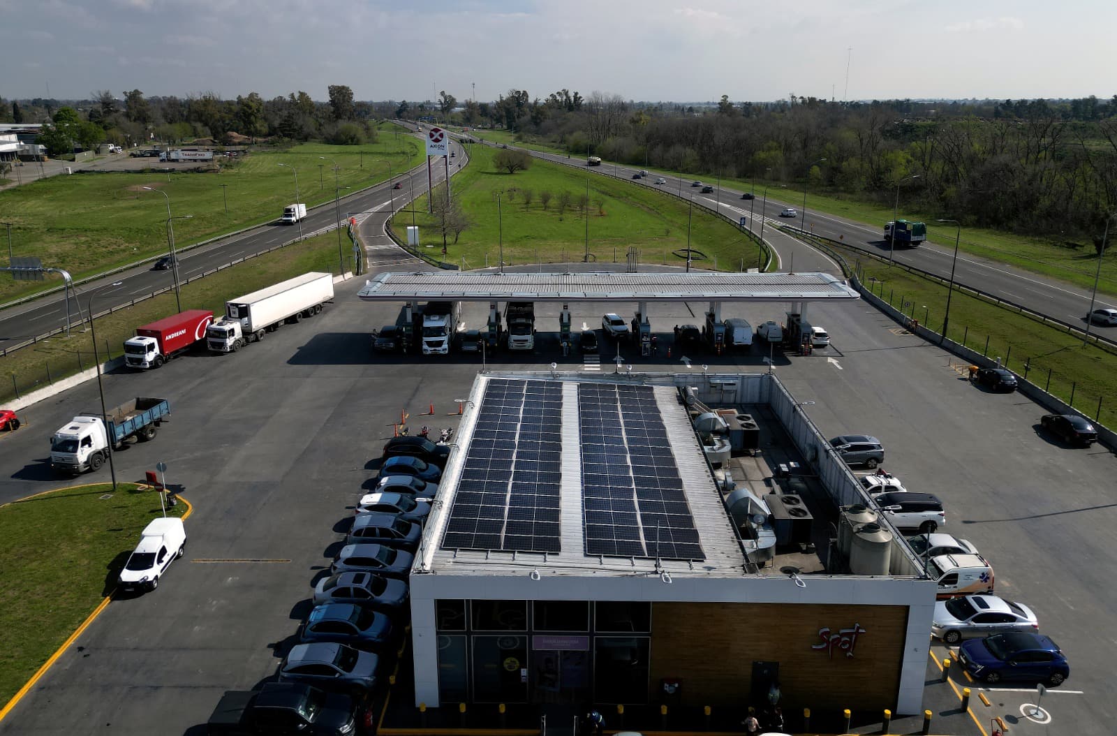 Axion Energy incorpora paneles solares en cuatro estaciones de servicio de Argentina