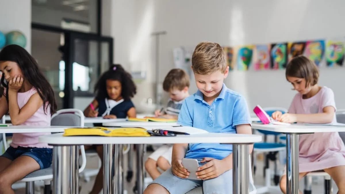 "Libros para ricos y pantallas para pobres": la brecha cognitiva, peligro para la Democracia