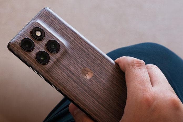 Motorola introduce en Argentina el motorola edge 60 pro en edición PANTONE Walnut con dorso de madera