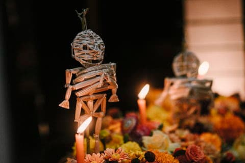 Casa Hoyos presenta un altar que honra el linaje femenino durante el Día de Muertos en San Miguel de Allende