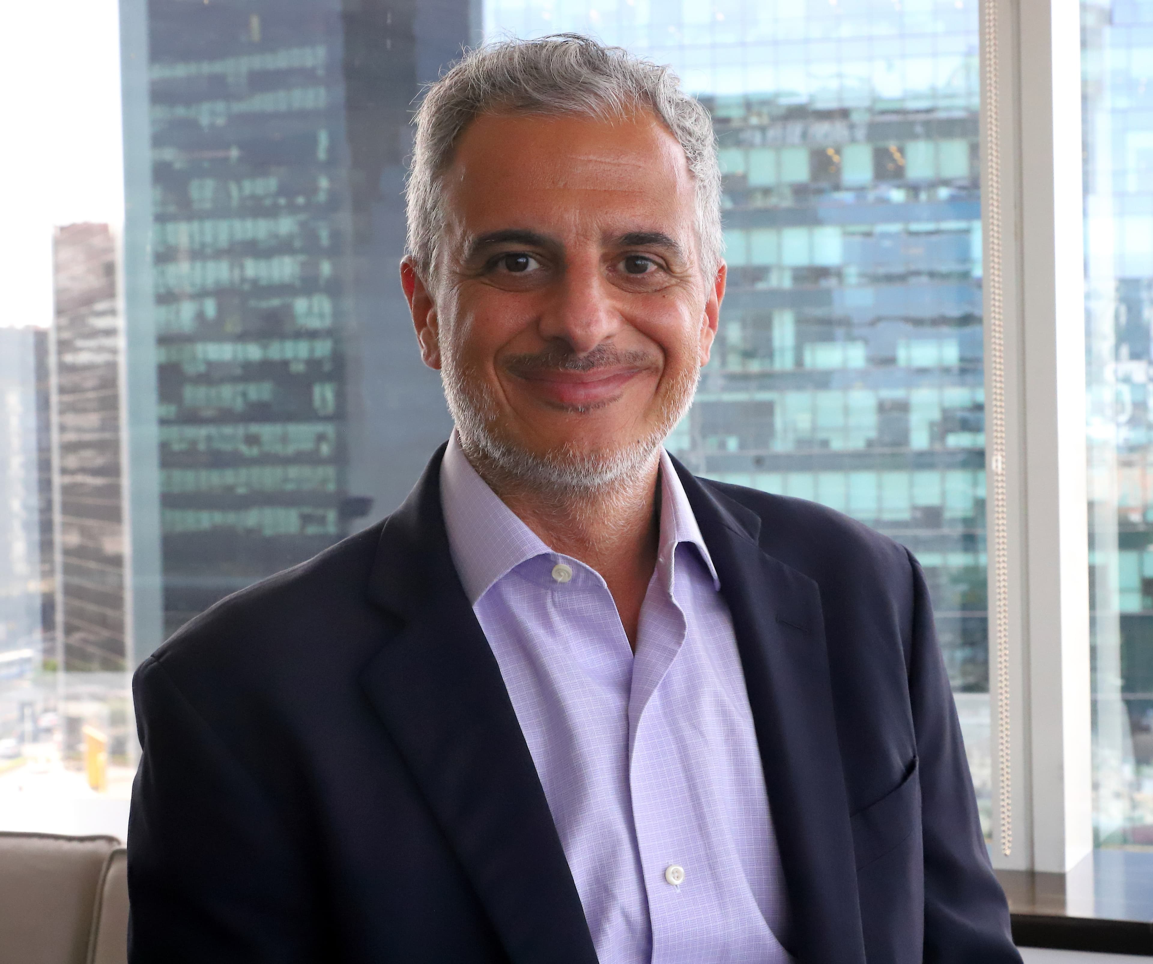 Los CEO globales reducen confianza en la economía y priorizan inversiones en inteligencia artificial y talento