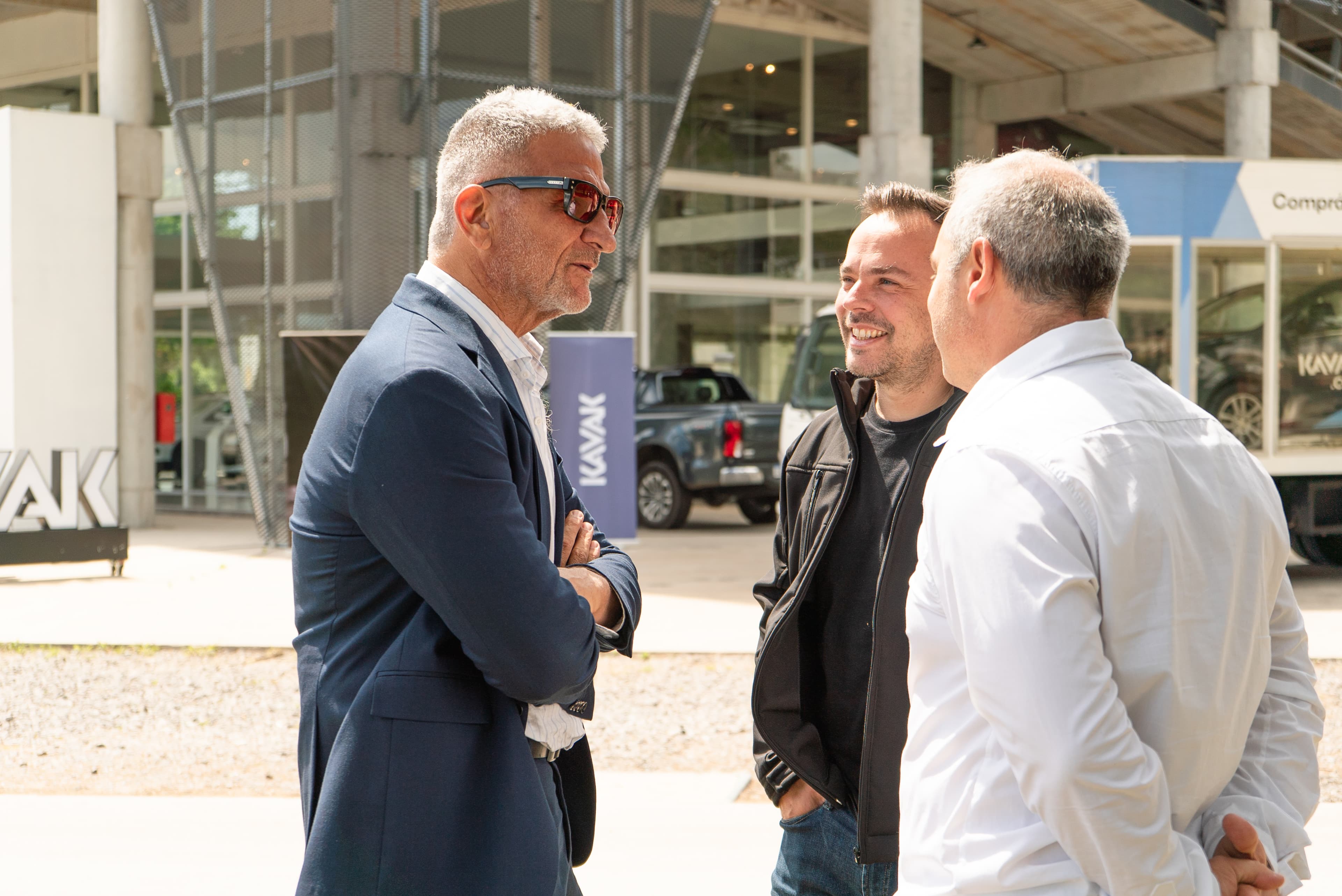 Kavak y Grupo Randazzo inauguran nuevo punto de venta de autos usados en Berazategui