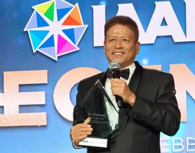 Su Zhigang es el primer ciudadano chino incorporado al Salón de la Fama de la IAAPA