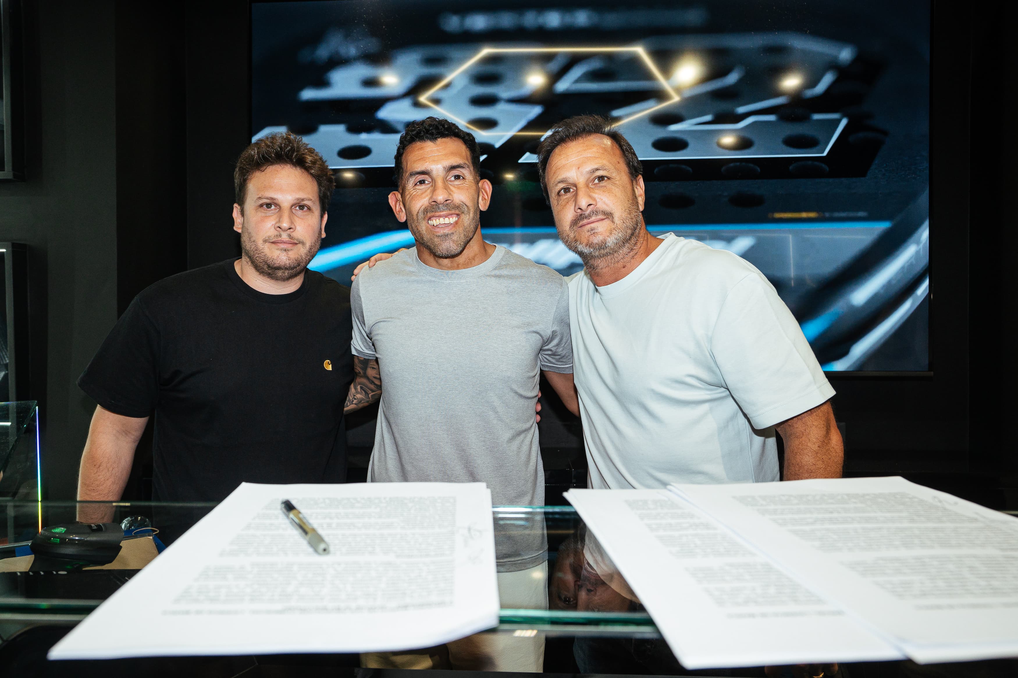 Bullpadel inaugura local en Unicenter con Carlos Tévez y lanza paleta exclusiva Apache 32