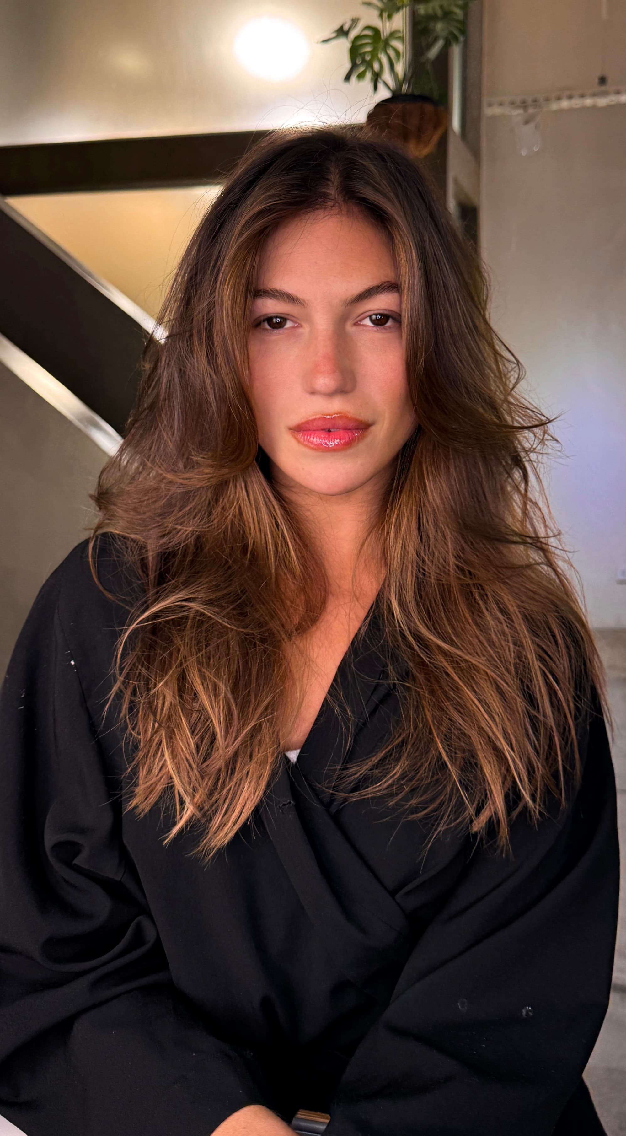 Stefy Roitman actualiza su look de verano en Jara Taller de Pelo con técnica Moca Mousse