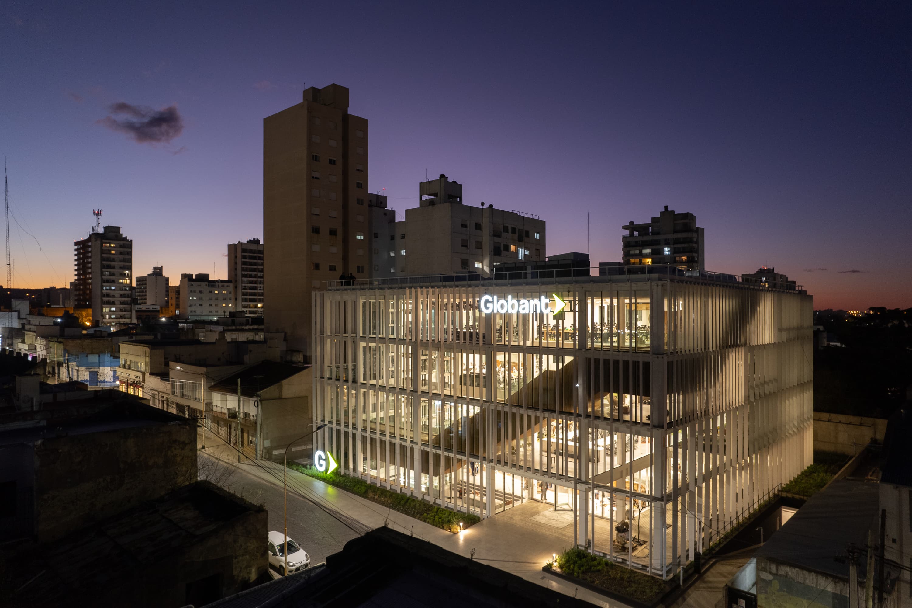 Globant en Tandil obtiene doble certificación internacional en bienestar y sustentabilidad para oficinas