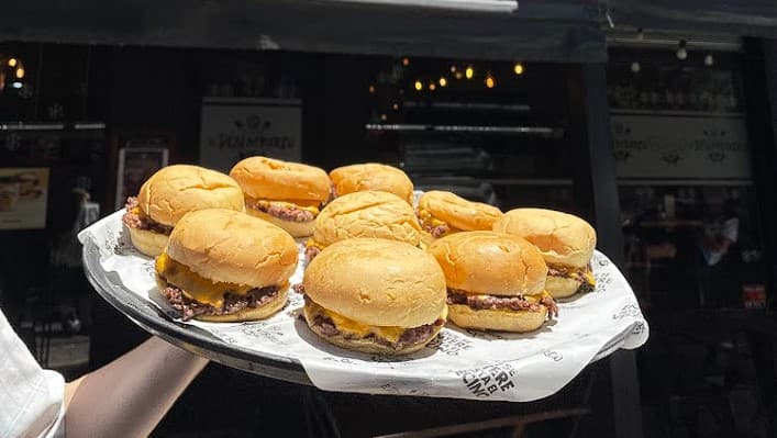 El Desembarco celebra sus 600.000 seguidores con una acción en su local de Boedo