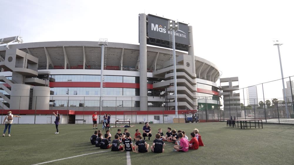 La Escuela de fútbol Ángel Labruna y Diagnóstico Maipú impulsaron una jornada de salud y educación