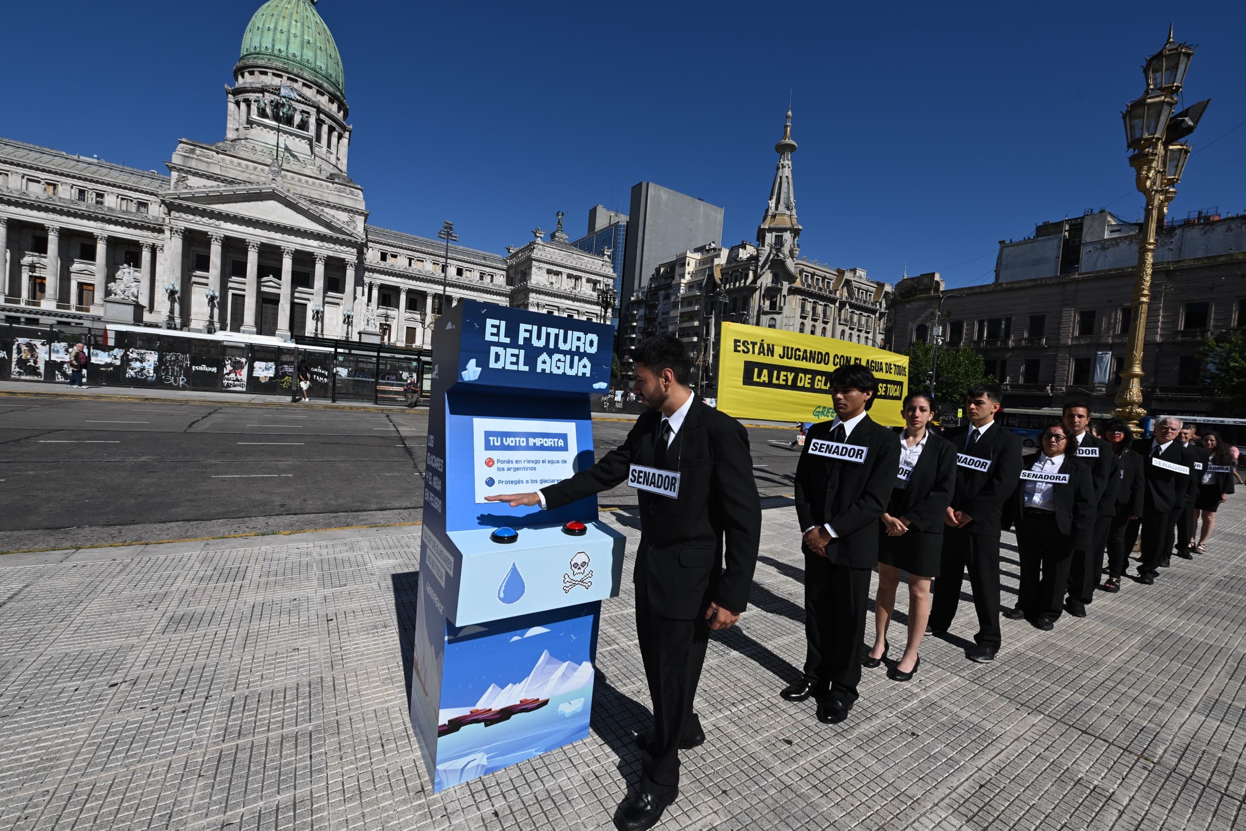 Greenpeace desplegó un cartel de 50 metros frente al Congreso por glaciares