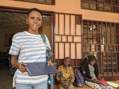 Urielle accede a educación adaptada en Bangui y proyecta un futuro como periodista