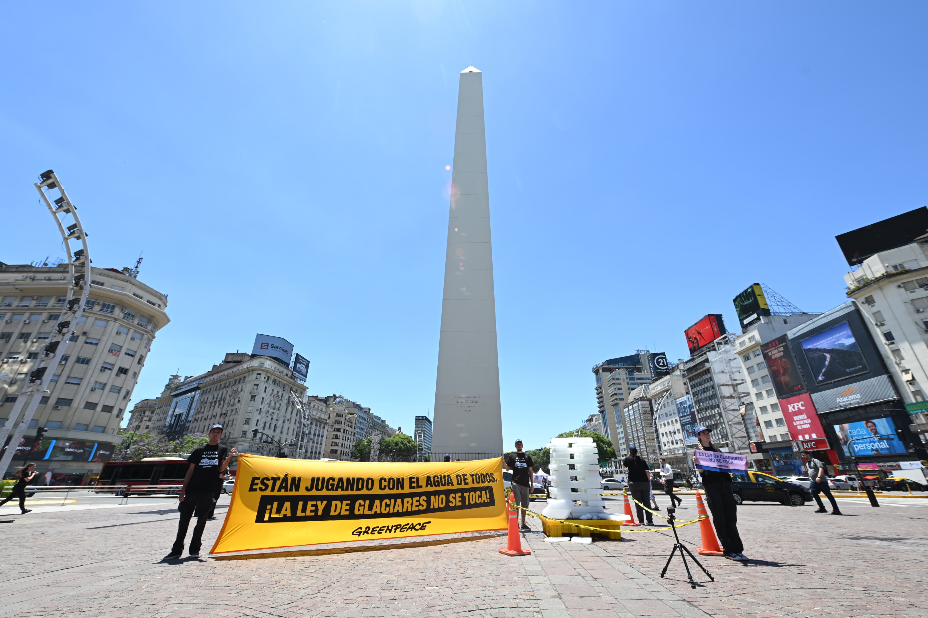 Greenpeace realiza intervención en el Obelisco ante intento de modificar la Ley de Glaciares