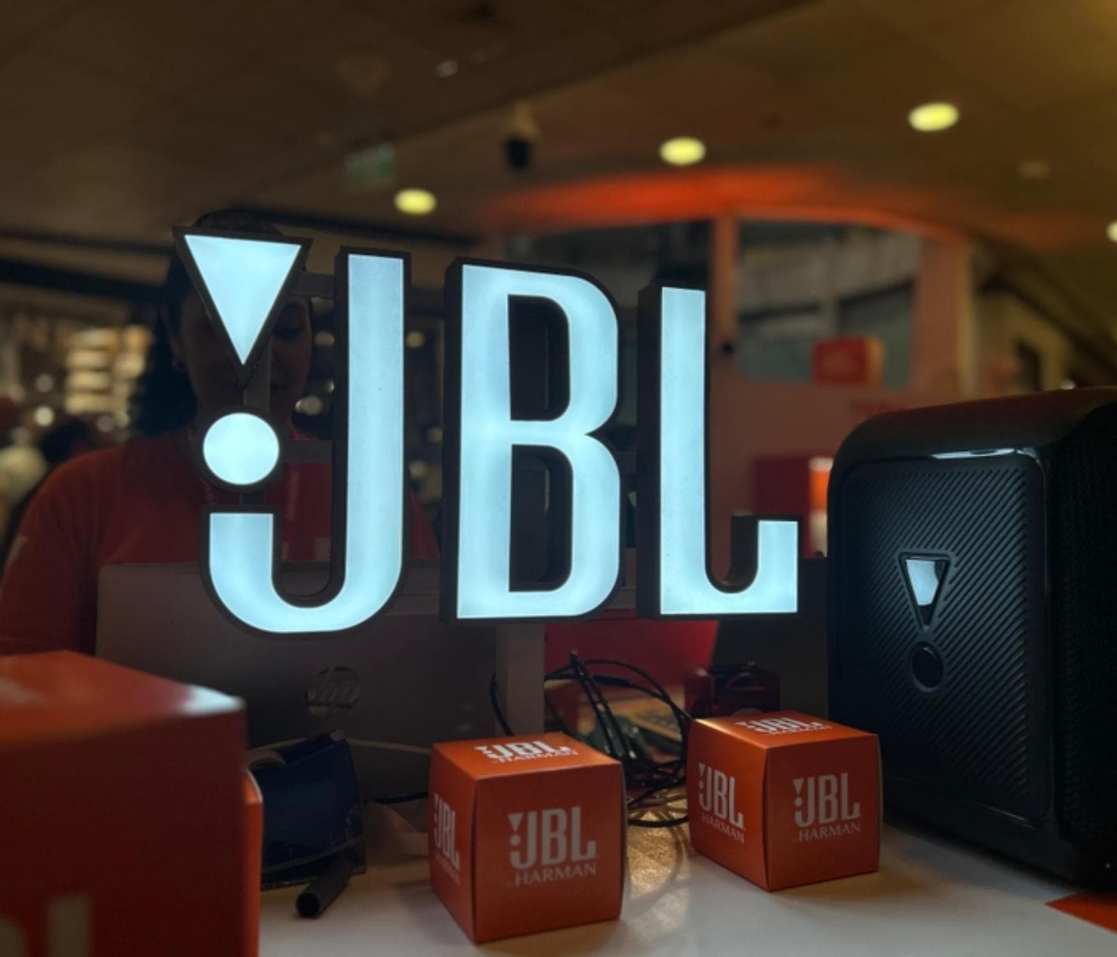 JBL presentó OpenSound y sumó tres auriculares de oído abierto para verano