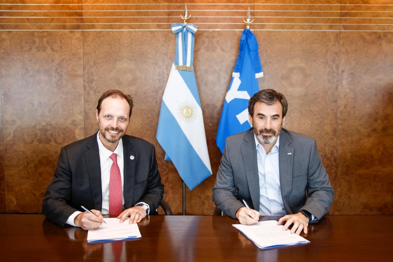 TotalEnergies formaliza acuerdo con YPF para asociarse al Instituto Vaca Muerta