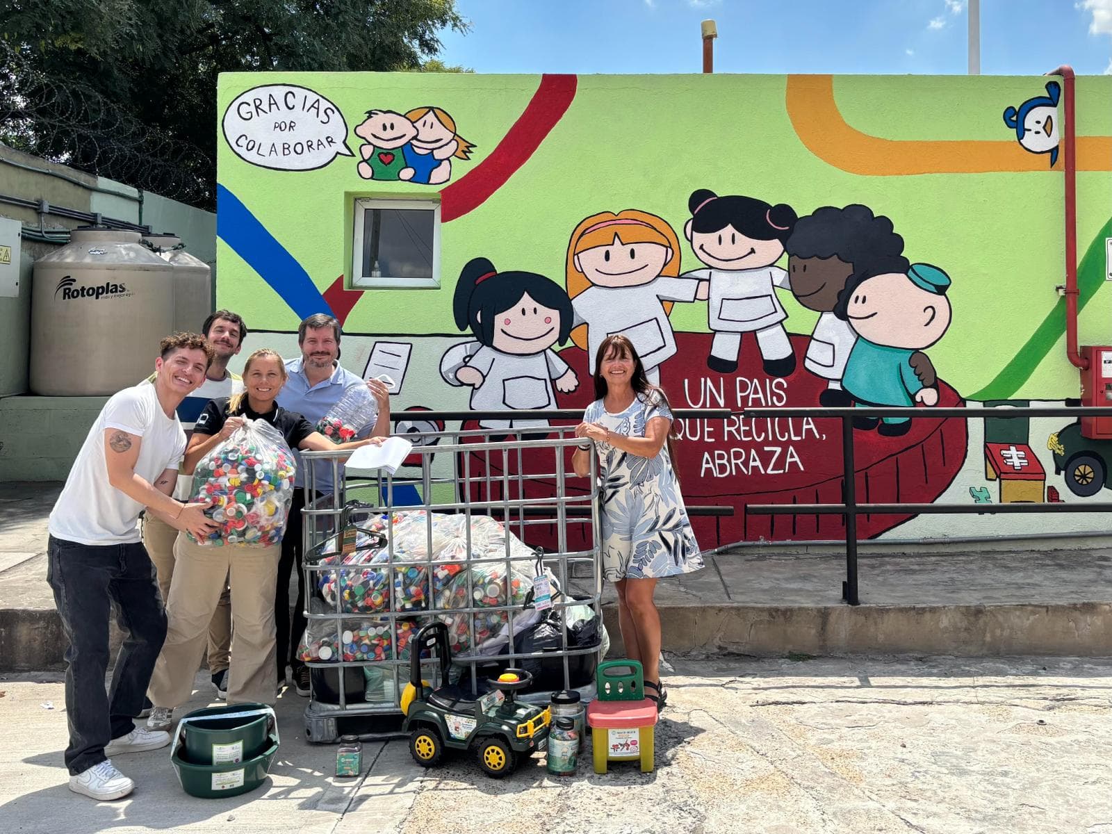 Mercedes-Benz Camiones y Buses entrega 13.200 tapitas plásticas al Programa de Reciclado de Fundación Garrahan