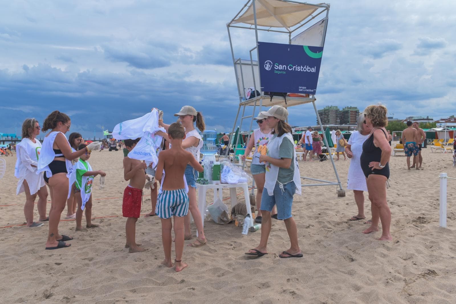 Grupo San Cristóbal y Eco House realizaron una jornada ambiental en Pinamar
