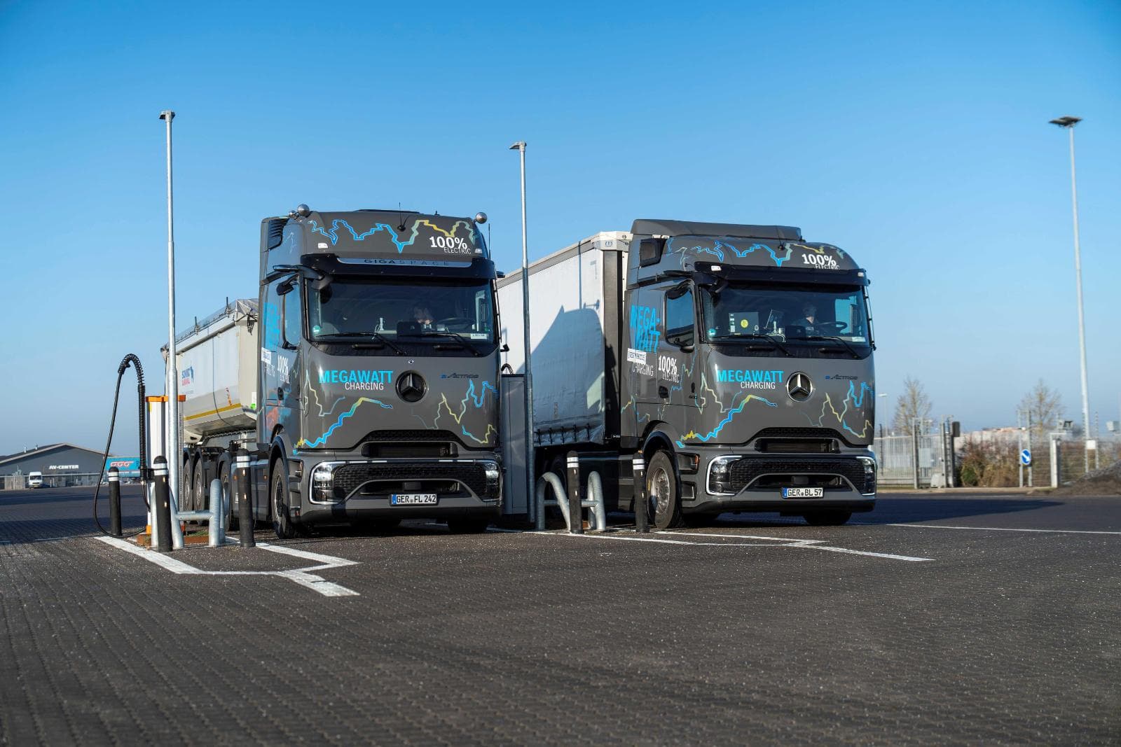 Mercedes-Benz Trucks prueba la carga MCS con dos eActros 600 en Europa