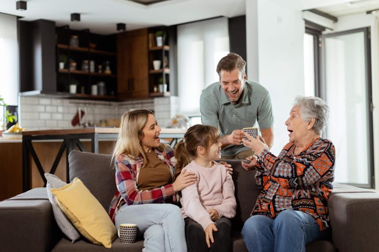 Tecnología y monitoreo redefinen la seguridad de adultos mayores ante el envejecimiento demográfico