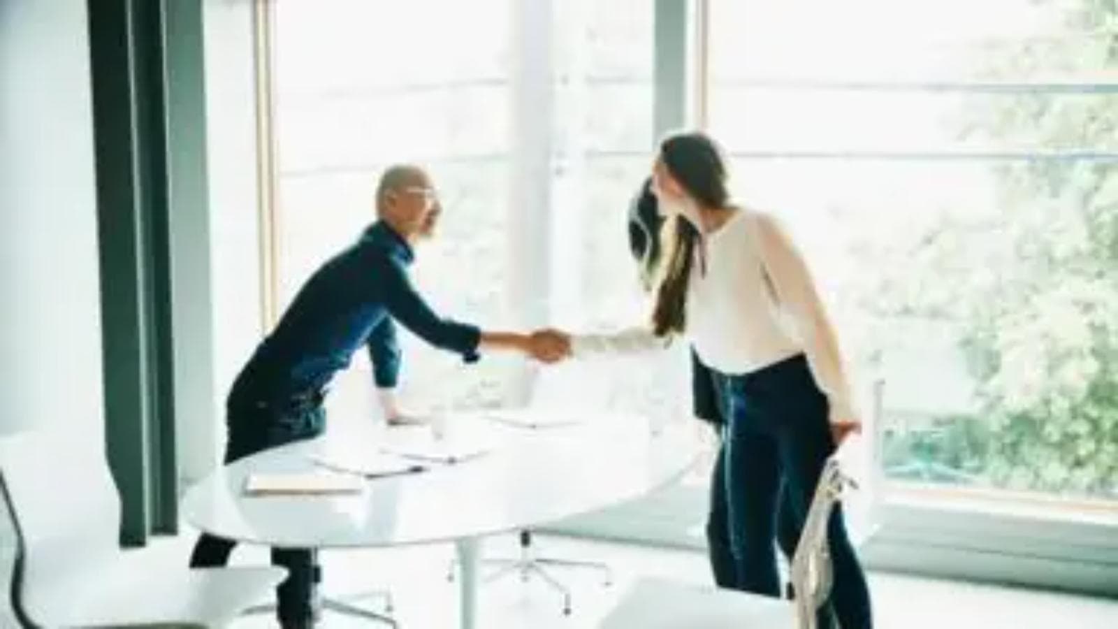 Postularse para un trabajo ya no alcanza; ahora los candidatos pagan para que los recluten.