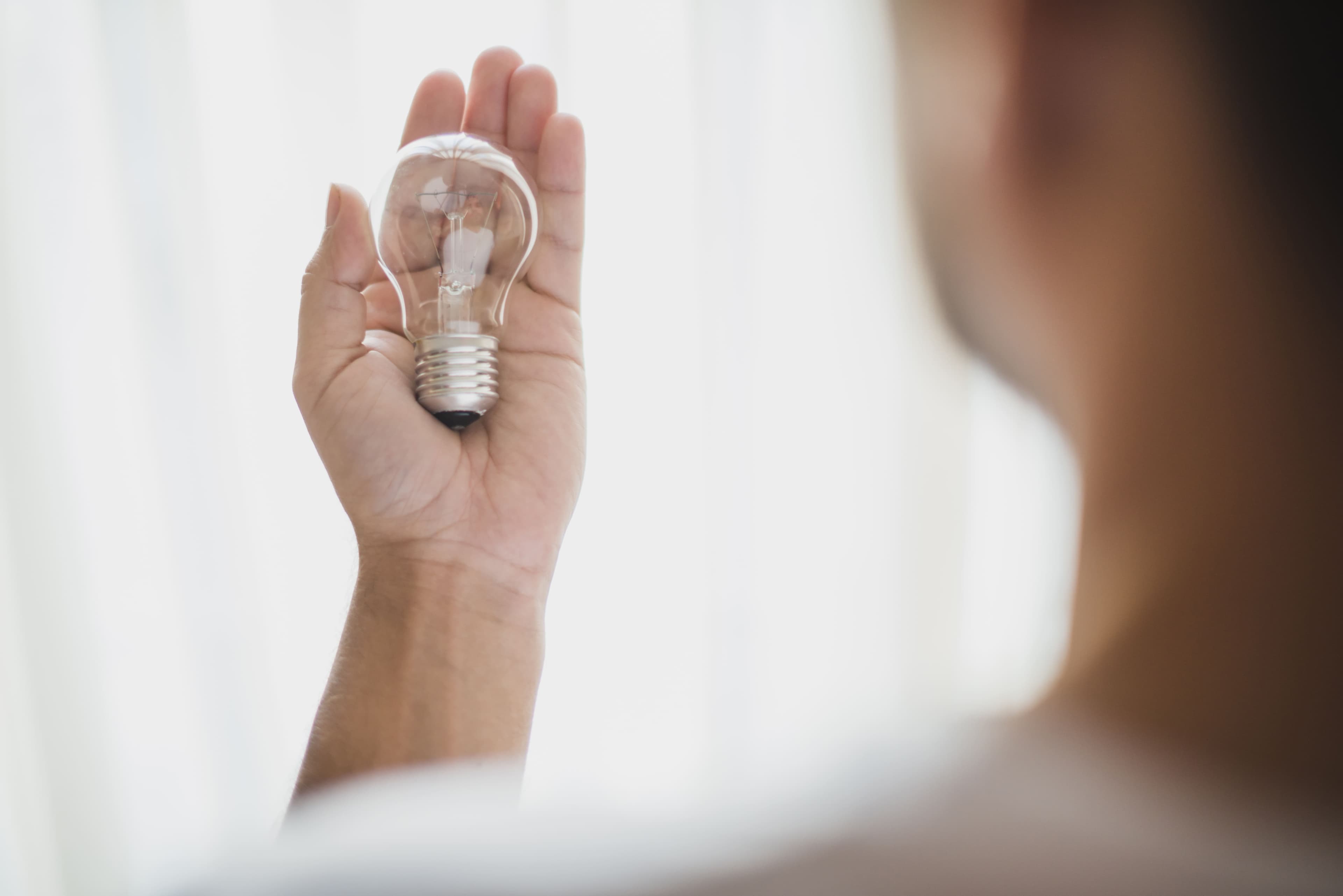 Camby relevó que 74,88% de los españoles cree pagar de más la luz