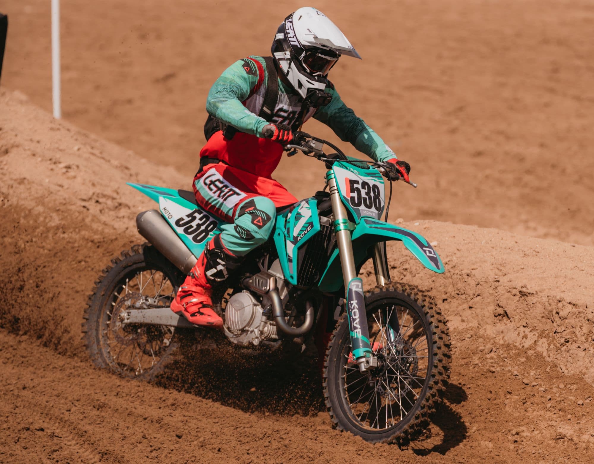 Kove y su MX 450 R desplegaron todo el ADN deportivo de la marca en el Enduro del Verano 2026