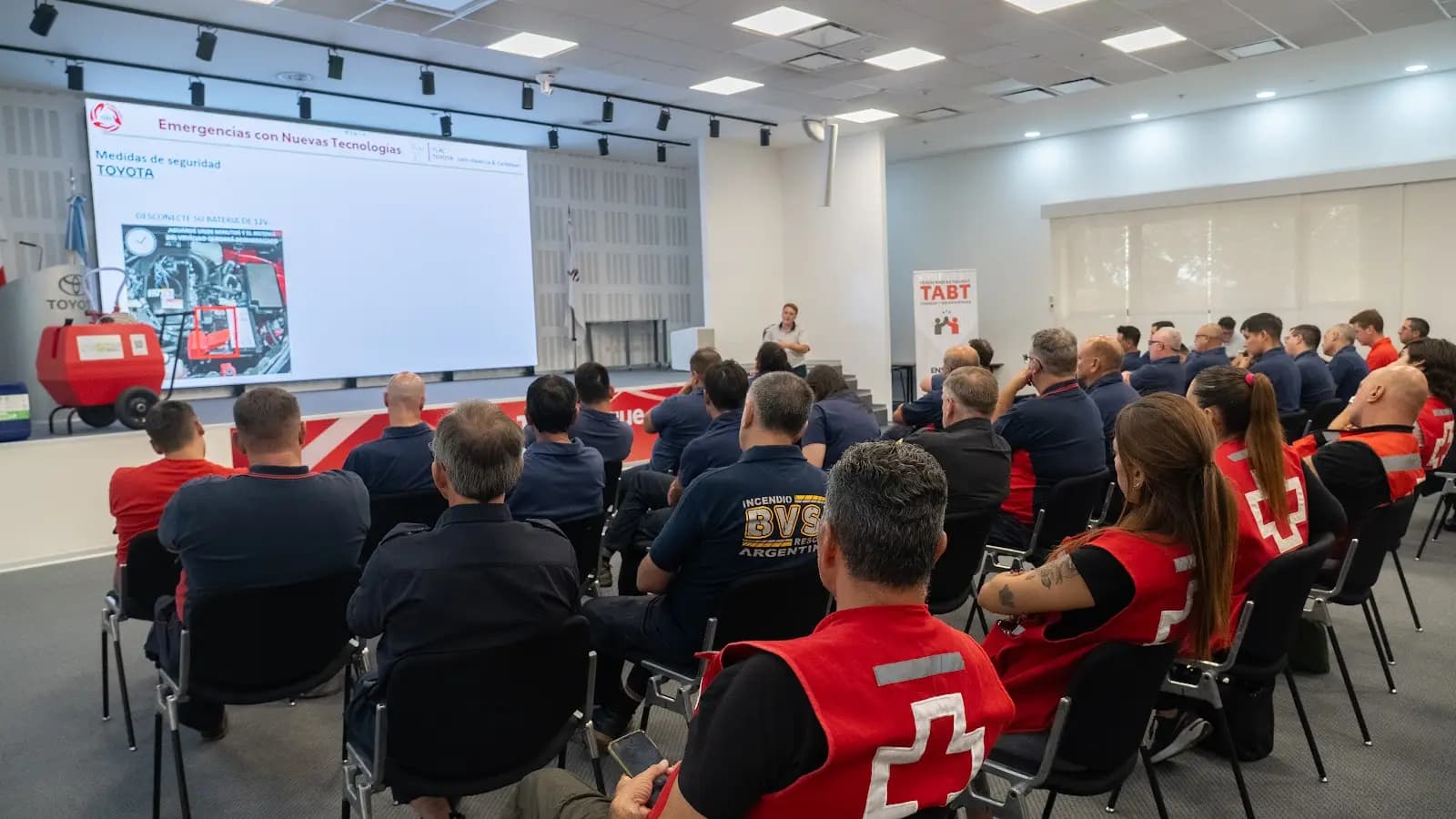 Toyota Argentina capacitó a bomberos y Cruz Roja en emergencias con vehículos electrificados