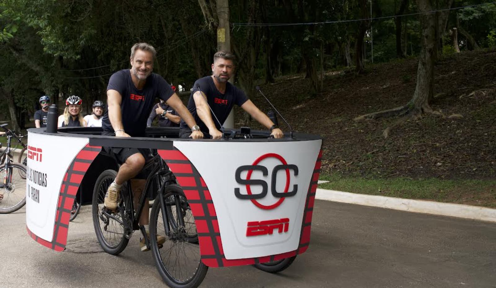 SportsCenter salió al aire con conductores pedaleando en una edición especial de ESPN