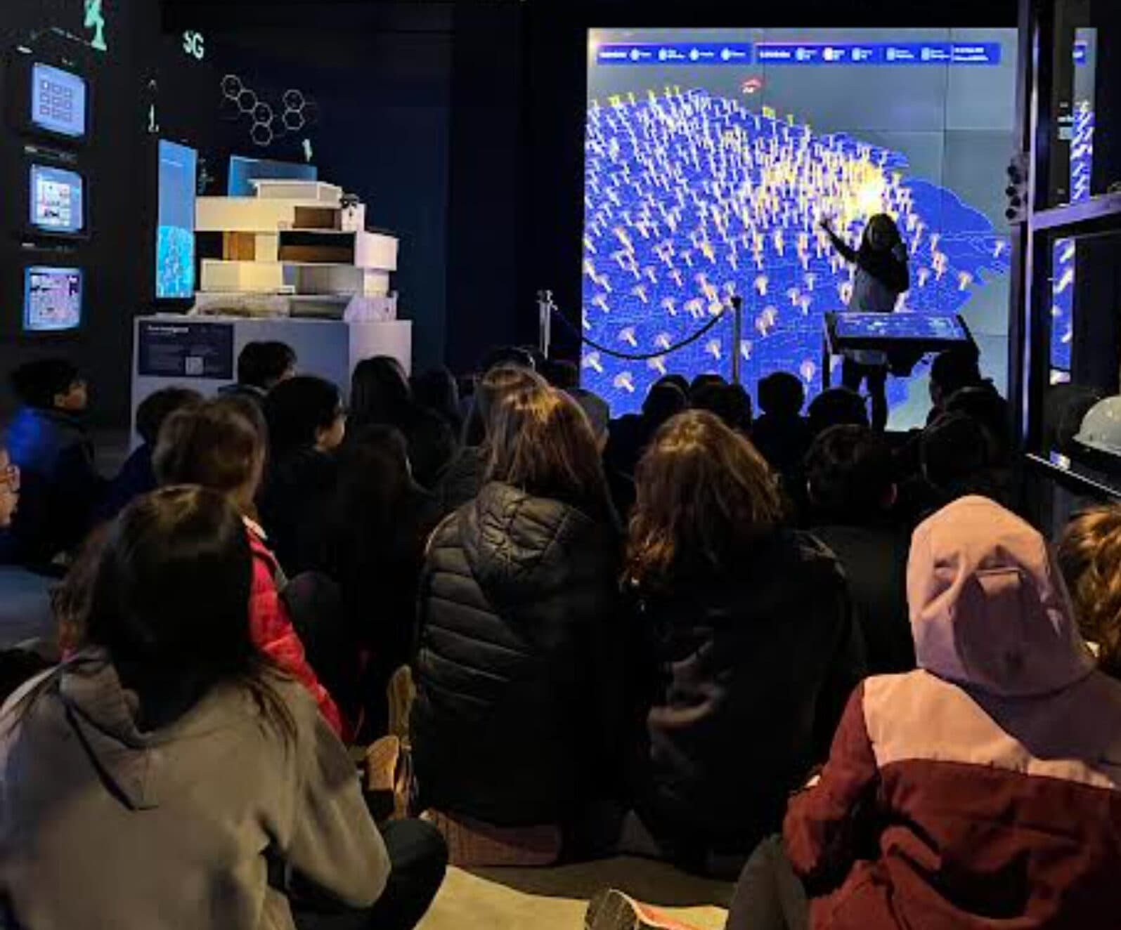 Fundación Movistar abre visitas educativas y talleres gratuitos de IA para escuelas en CABA