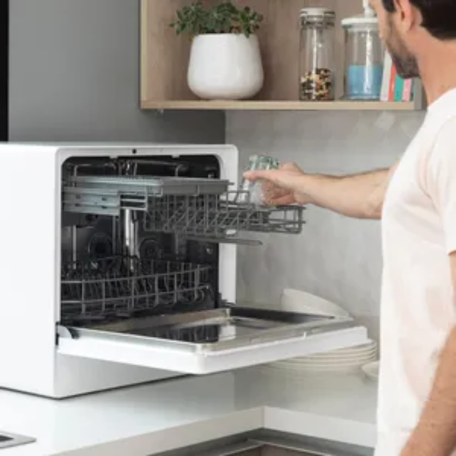 Philco presentó un lavavajillas de sobremesa pensado para departamentos pequeños sin instalación