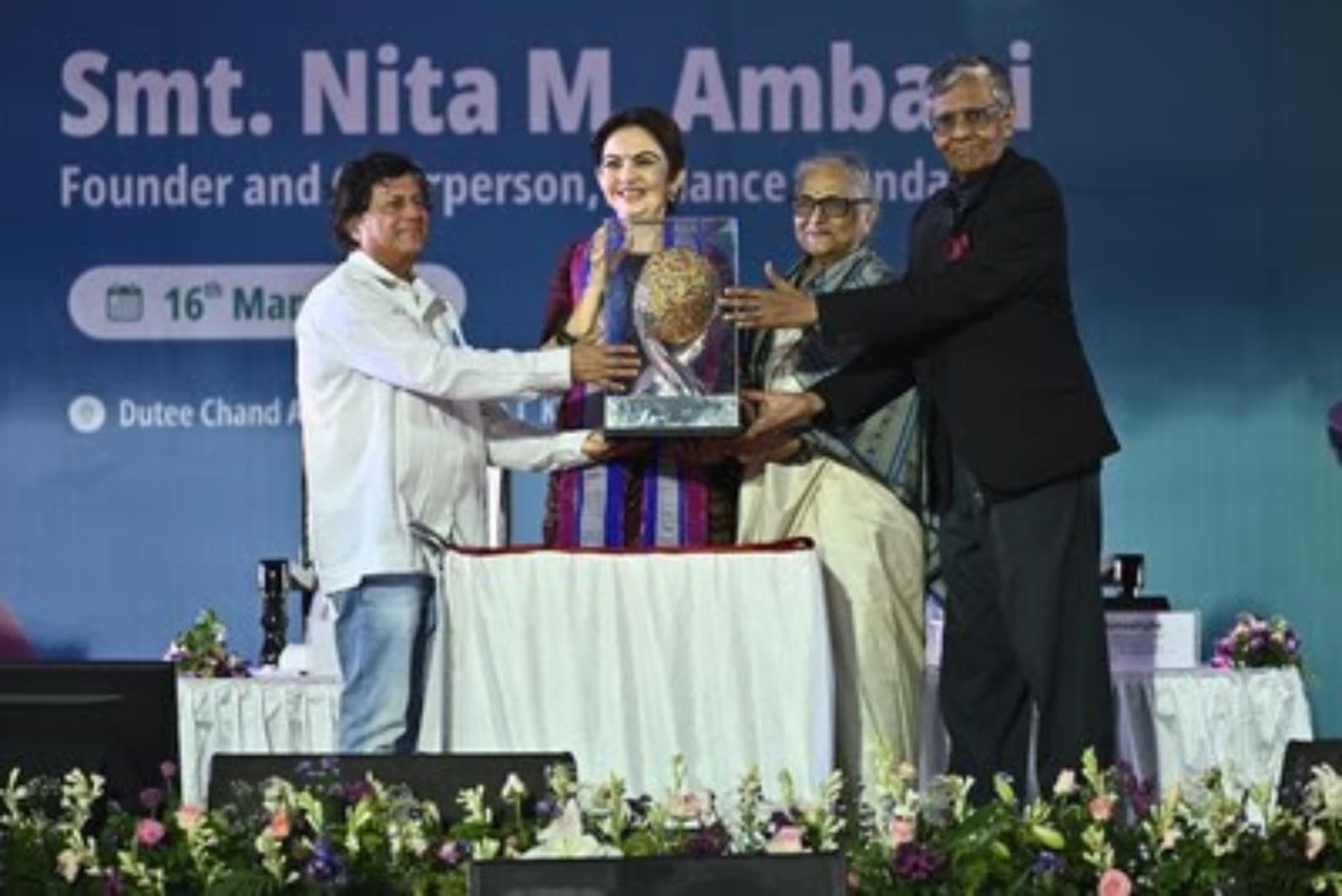 Nita M. Ambani recibió el Premio Humanitario KISS 2025 en Bhubaneswar, India