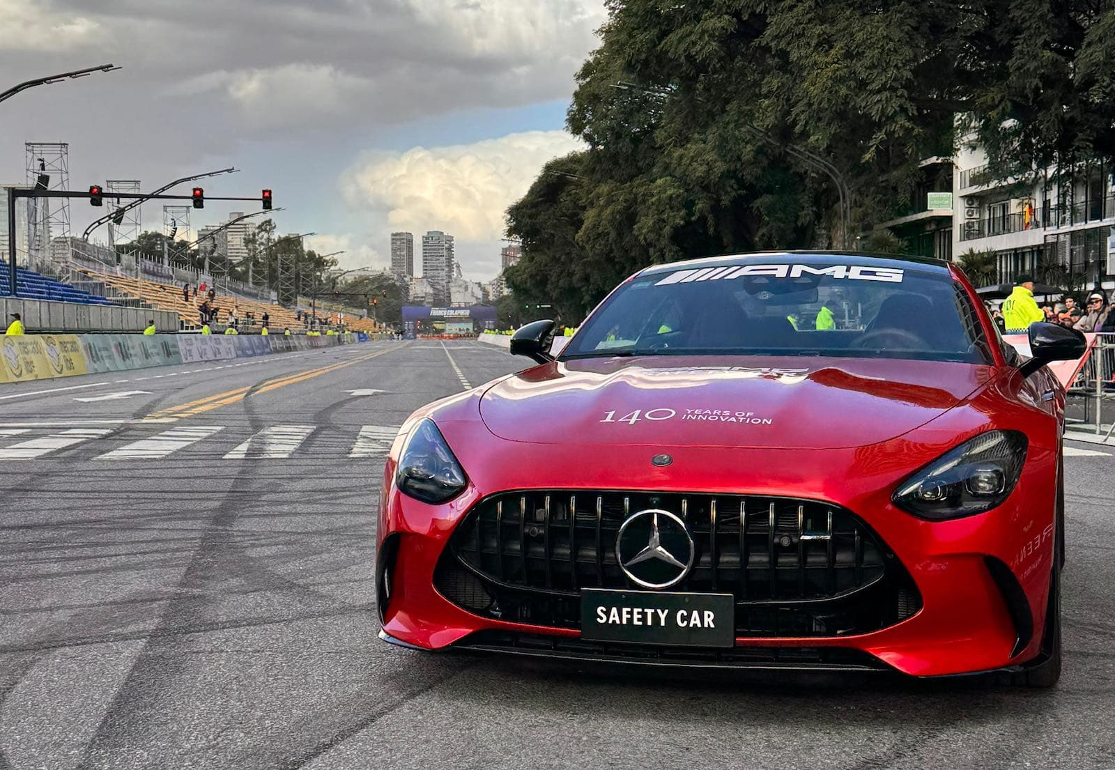 Mercedes-Benz acompañó el Colapinto Road Show en Palermo con Sprinter y Safety Car