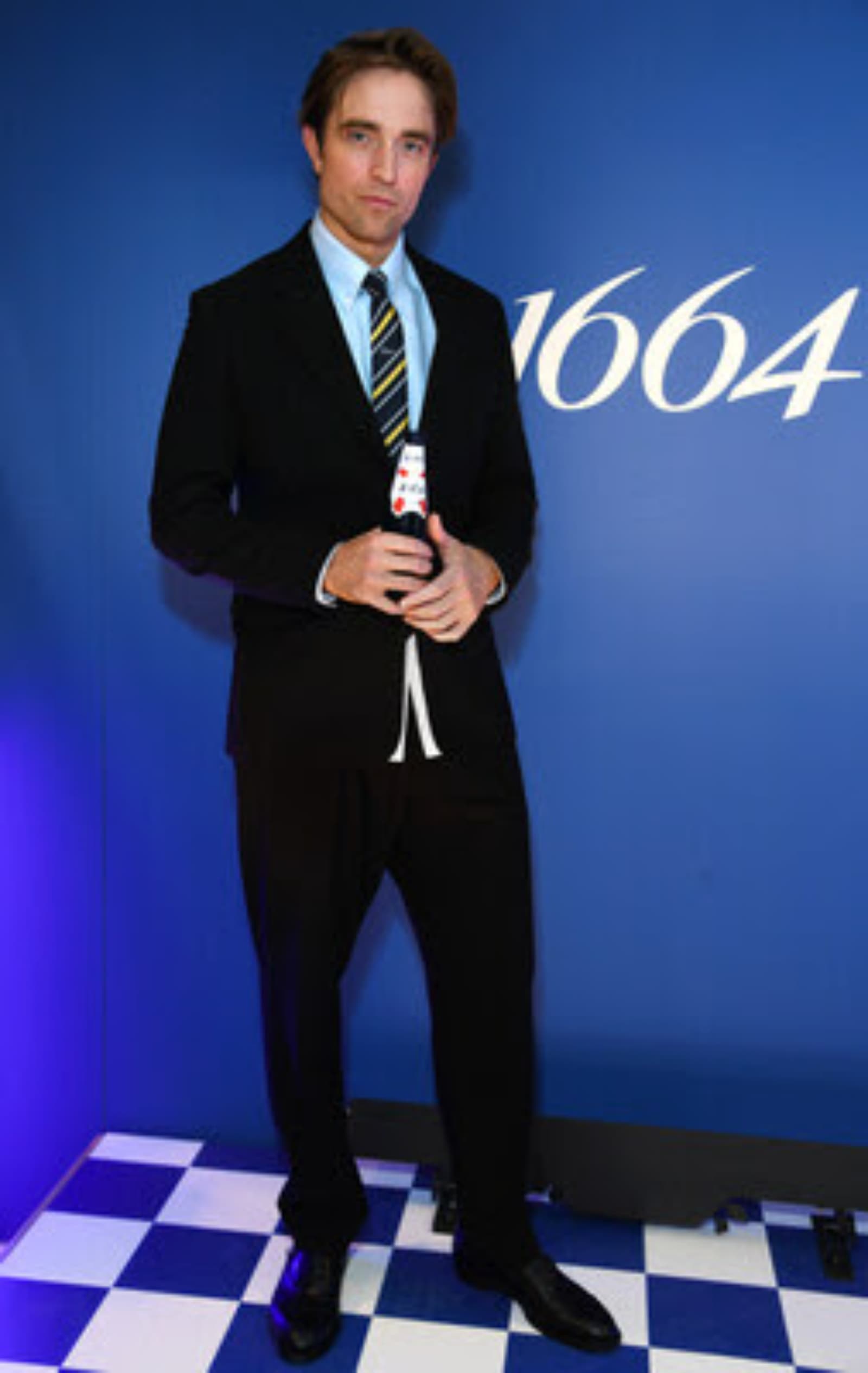 Robert Pattinson presentó en Londres la campaña global de 1664 “Incuestionablemente buen gusto”