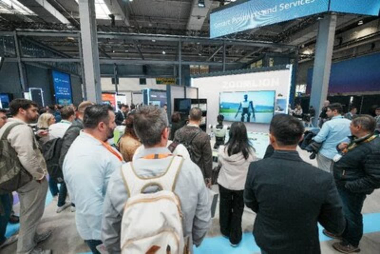 Zoomlion presentó Robot Ops, un sistema operativo con IA integrada, en Hannover Messe 2026