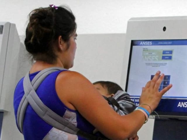 A 17 años de la AUH: avances en pobreza infantil y desafíos en formalización laboral