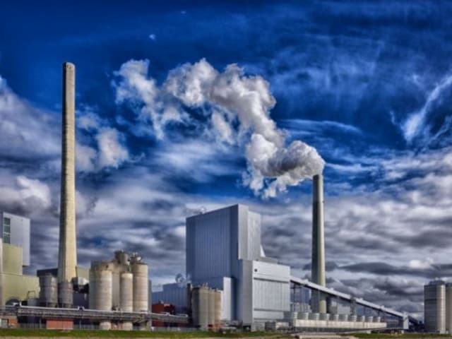 La producción industrial retrocedió en agosto y se enfría el crecimiento acumulado