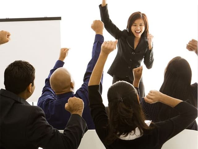 Gestos que seducen: cuando el cuerpo engaña a los inversores