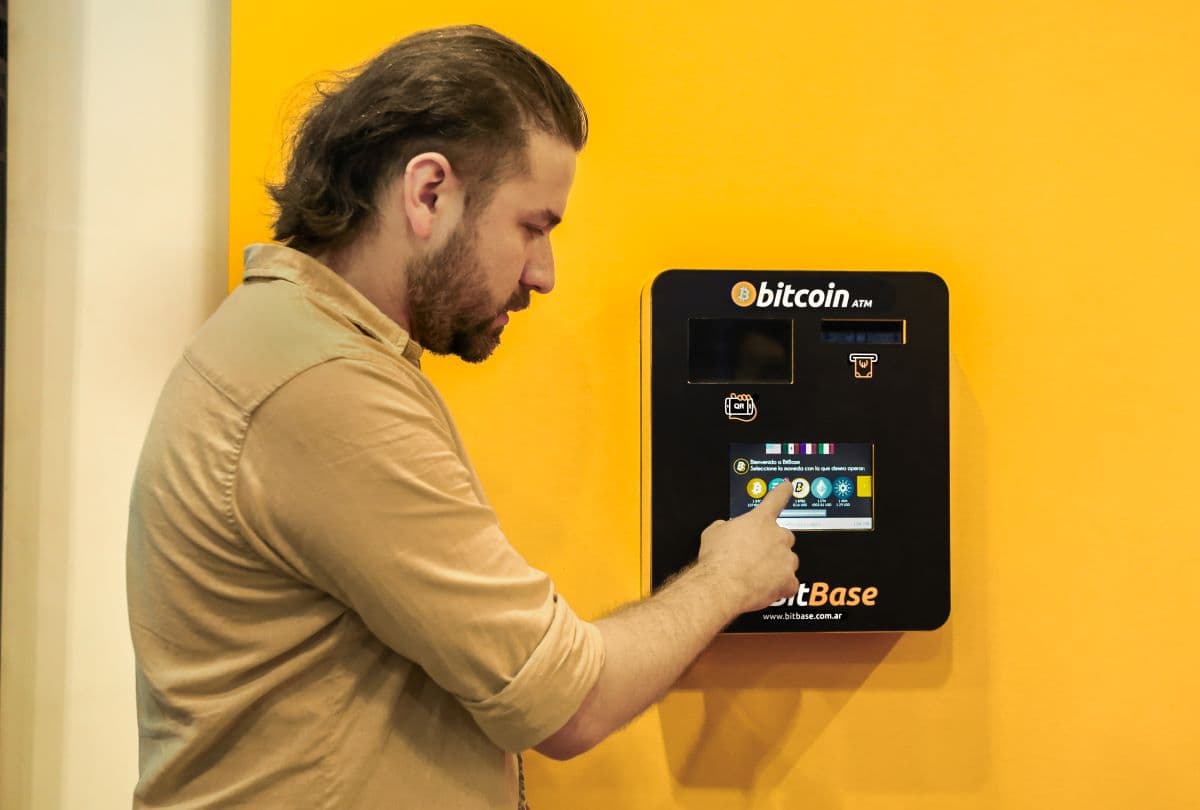 BitBase, cajeros de criptomonedas, llega a Argentina con su primer local a la calle