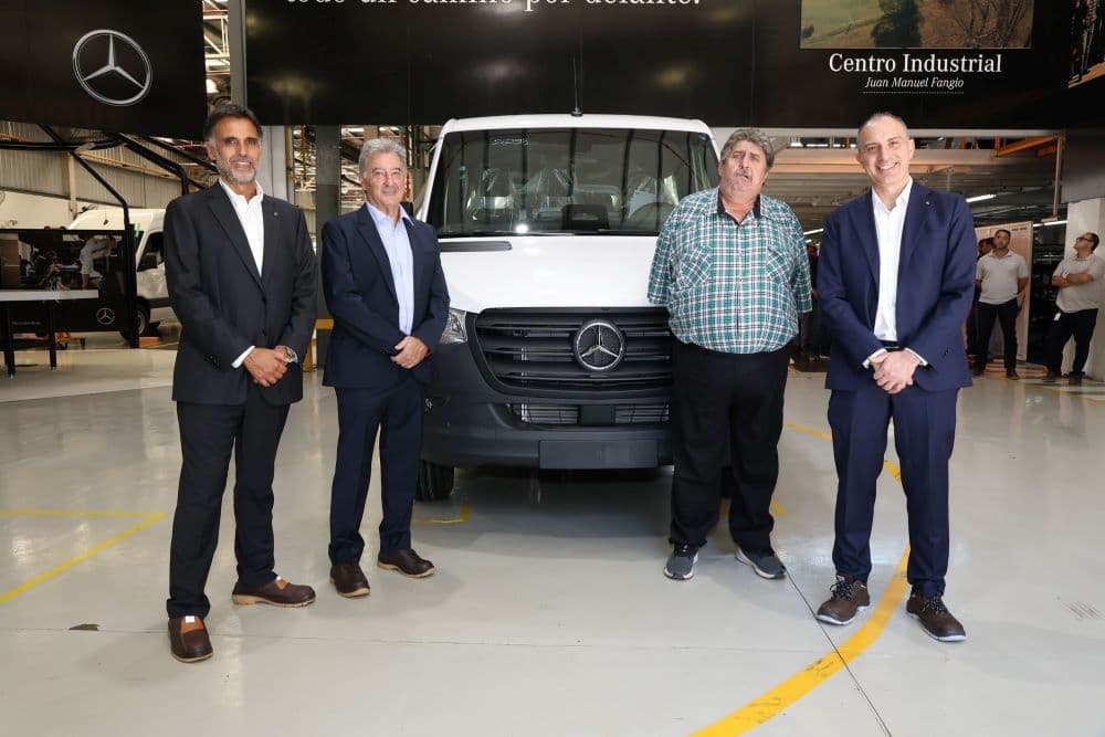 Mercedes-Benz y Open Cars firman un contrato de venta y de operación futura