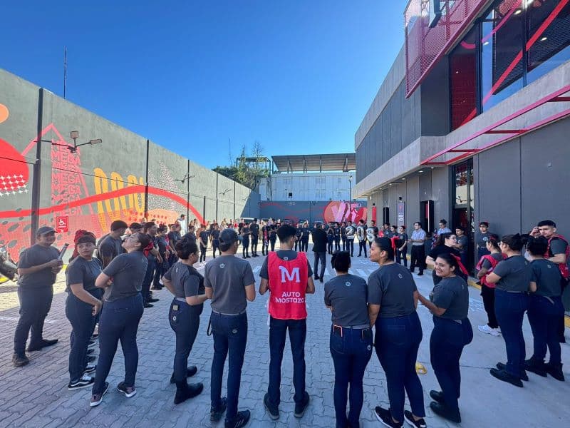 Menos rotación, más empleo: la estrategia de Mostaza