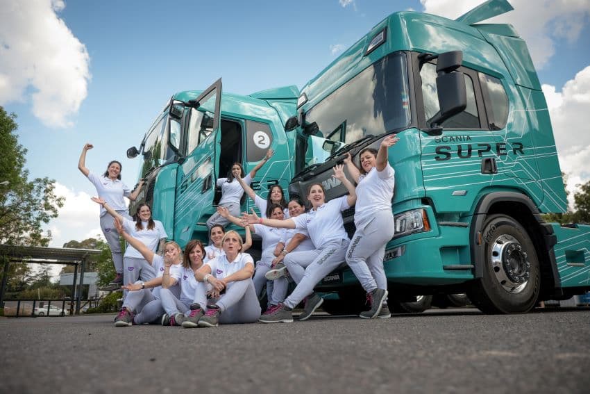 Scania abre la inscripción al programa que convierte a mujeres en conductoras