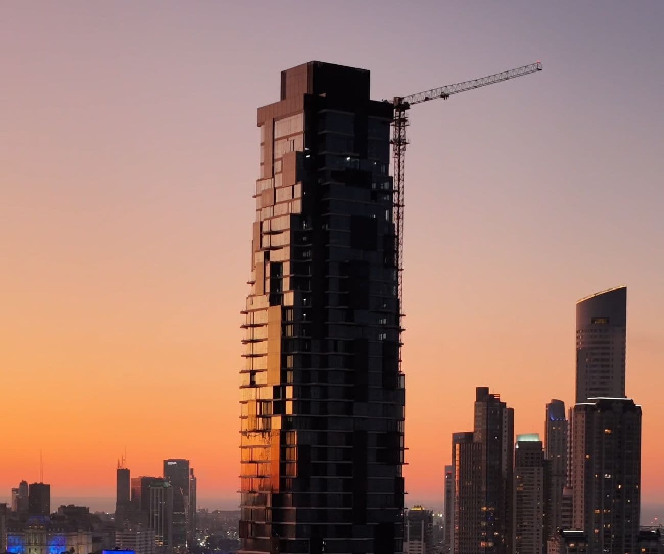 Harbour Tower, la torre más alta en construcción de Argentina, finalizó su fachada vidriada