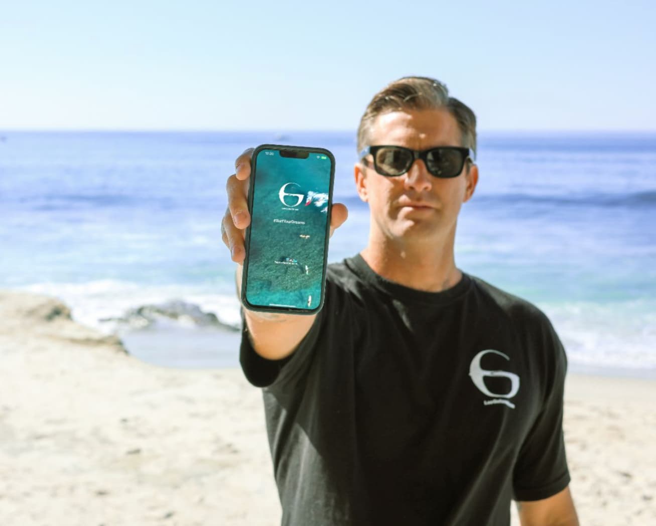 Las Golondrinas lanza app con noches gratis para viajeros y surfers