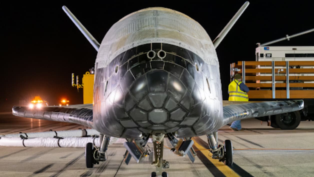 El avión espacial secreto X-37B vuelve al espacio en la misión USSF-36