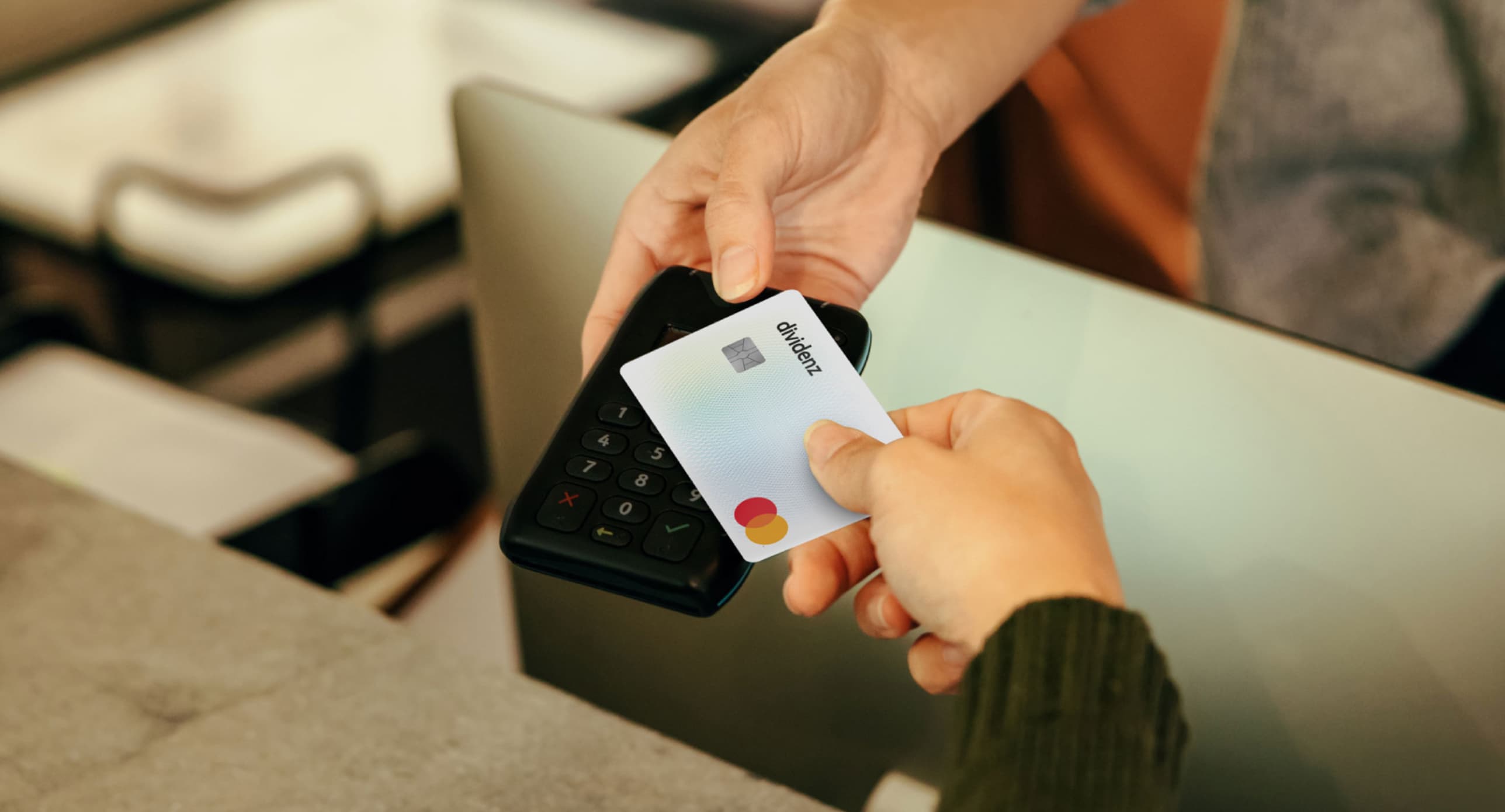 Dividenz presenta cuenta remunerada en dólares y tarjeta Mastercard con cashback para argentinos
